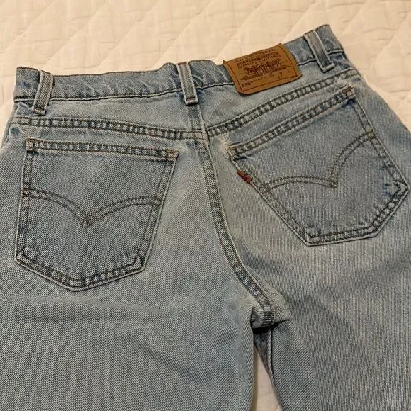 NWOT Levi’s Vintage High Waisted Denim Shorts 550 Student Relaxed Fit, Size W27
